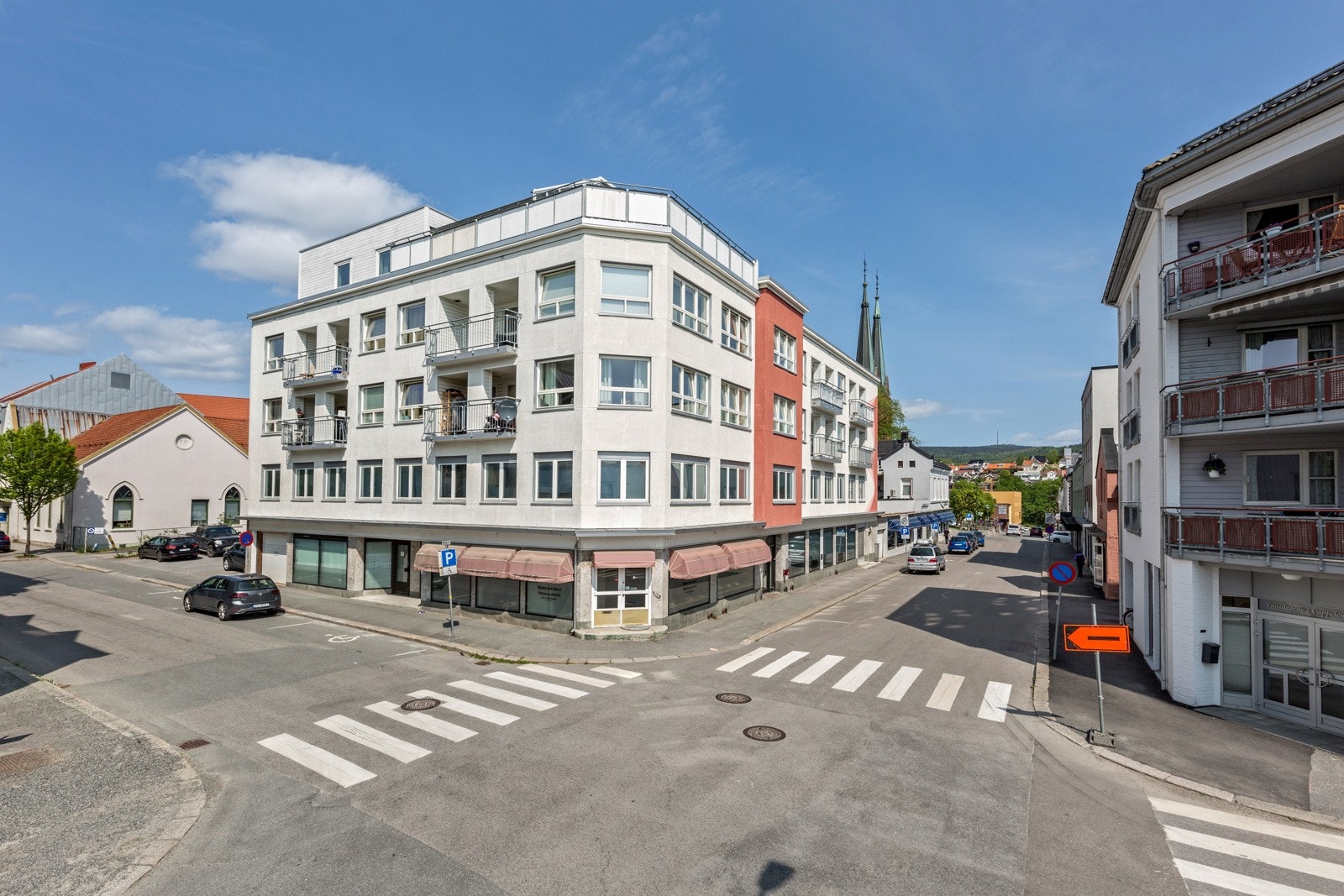 Flott eldre bygård, ombygget til leiligheter i 2014. 5. etasje er tilbygget i 2014. Galleribilde