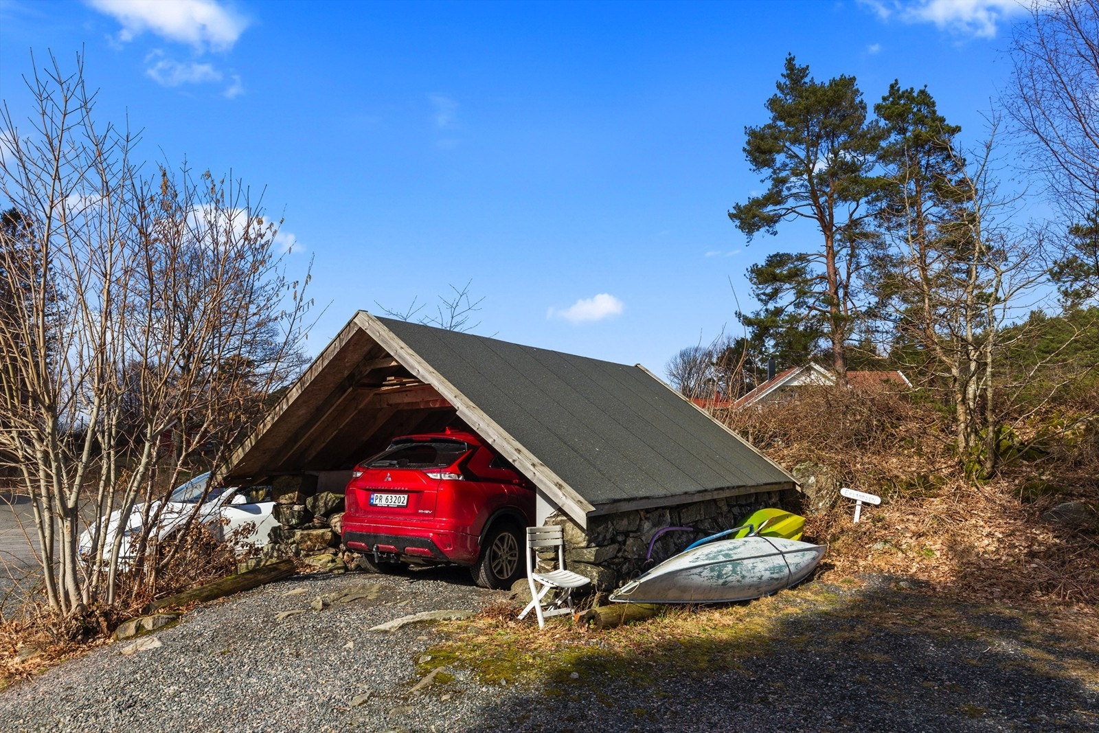 Mulighet for leie av parkeringsplasser, denne med egen el-billader. 2500,- pr. plass i året. Galleribilde