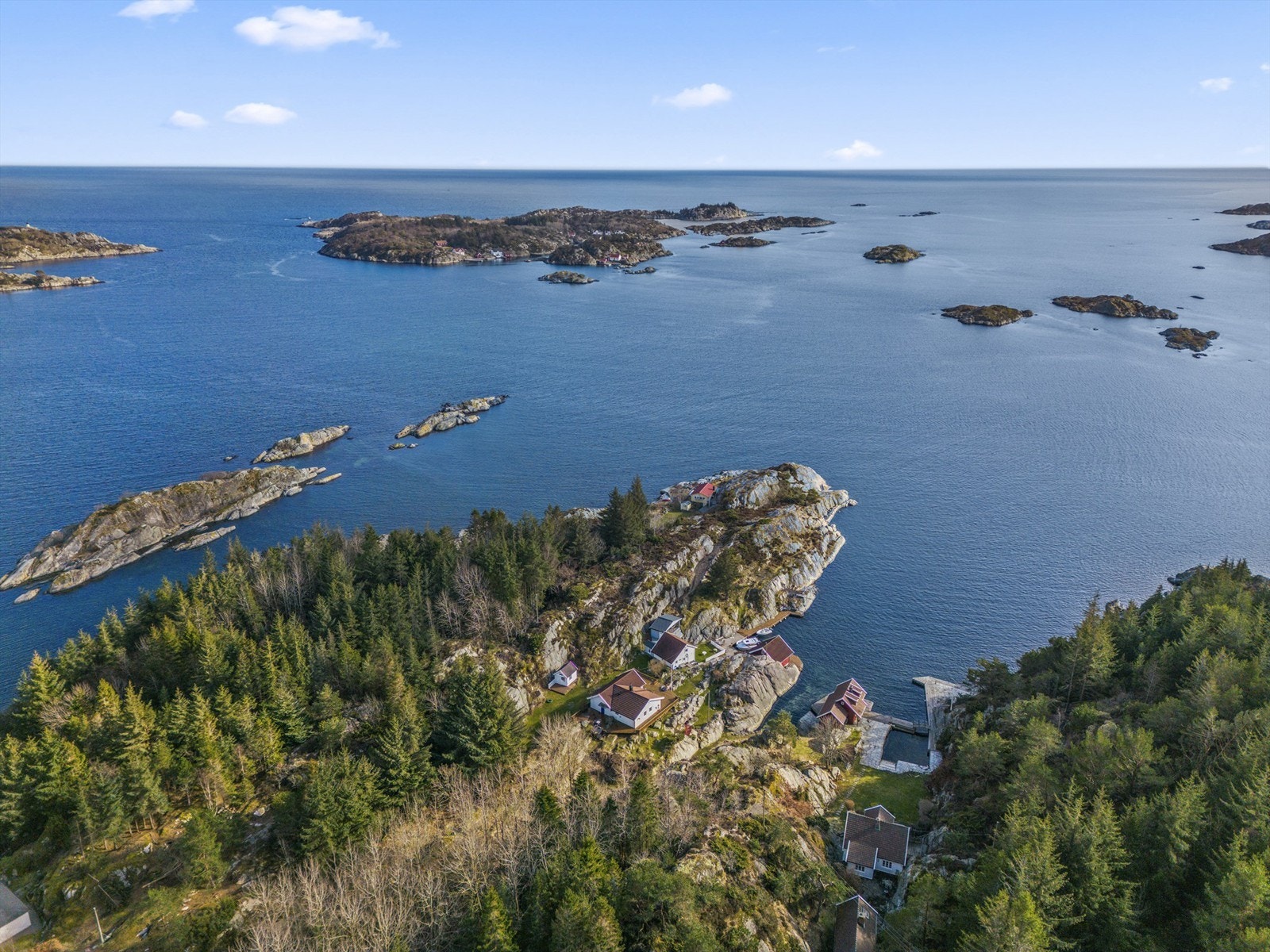 Oversikt med skjærgården rett utenfor. Galleribilde