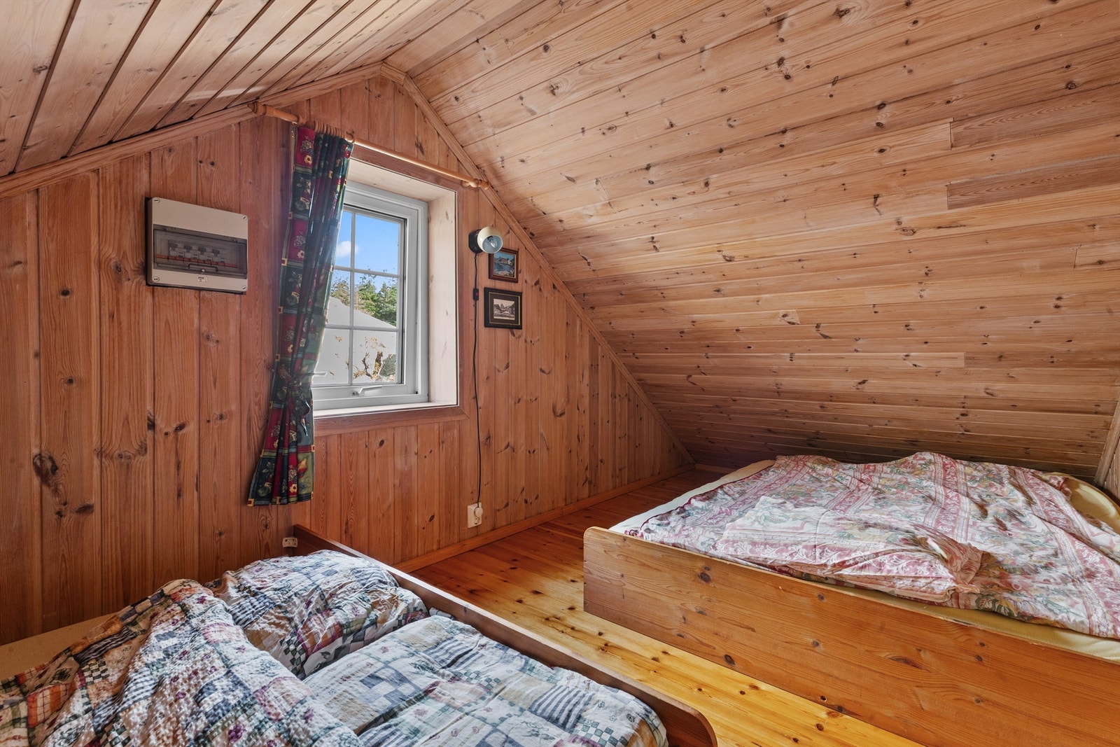 2 etg/loftsetasje som benyttes som soverom av eier. Ikke godkjent soverom. Galleribilde