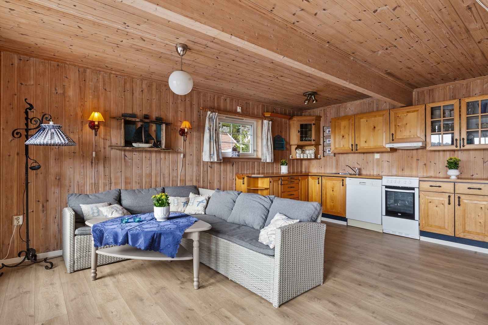 Åpen kjøkkenløsning mot stua. Galleribilde