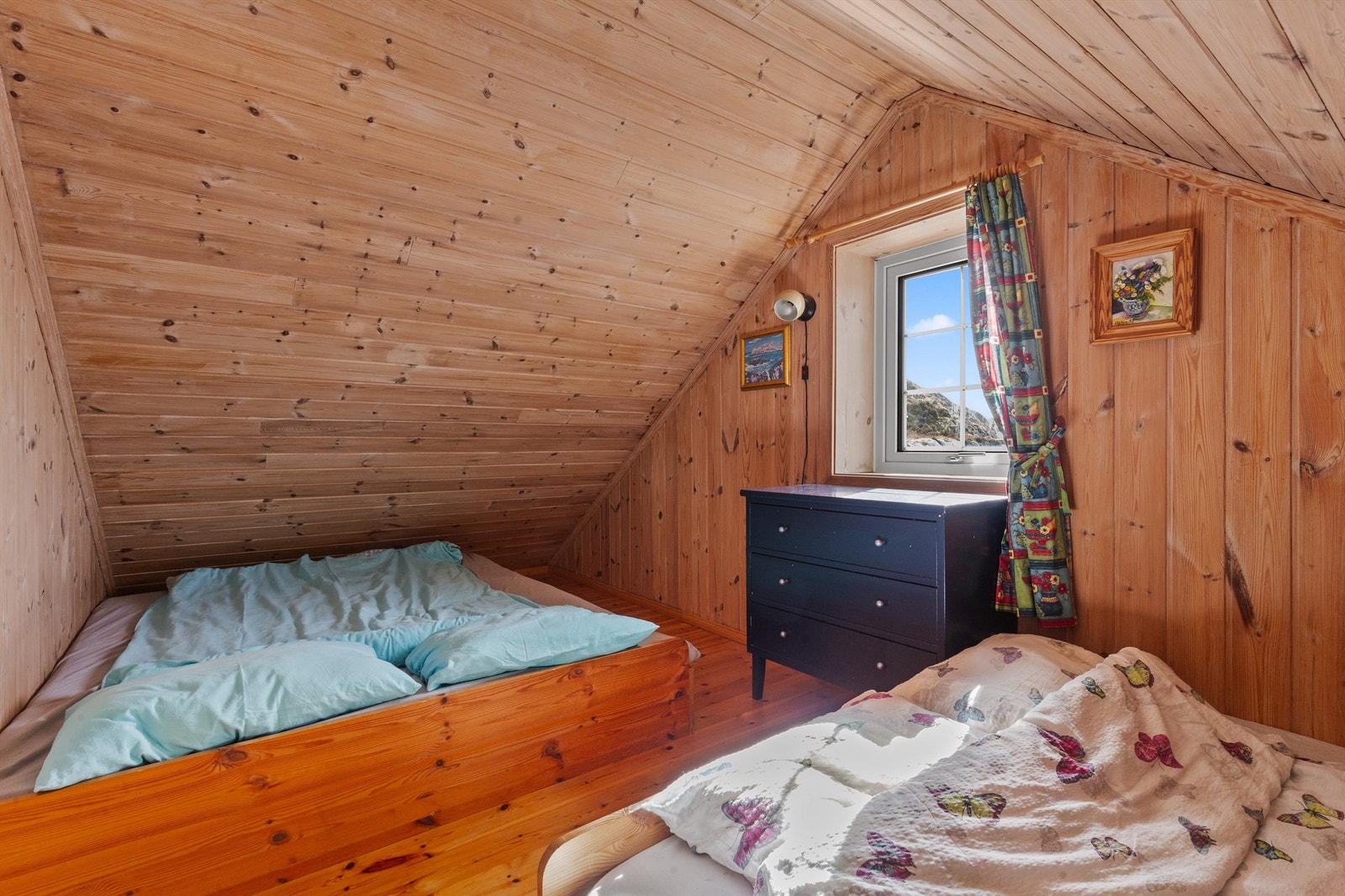 2 etg/loftsetasje som benyttes som soverom av eier. Ikke godkjent soverom. Galleribilde