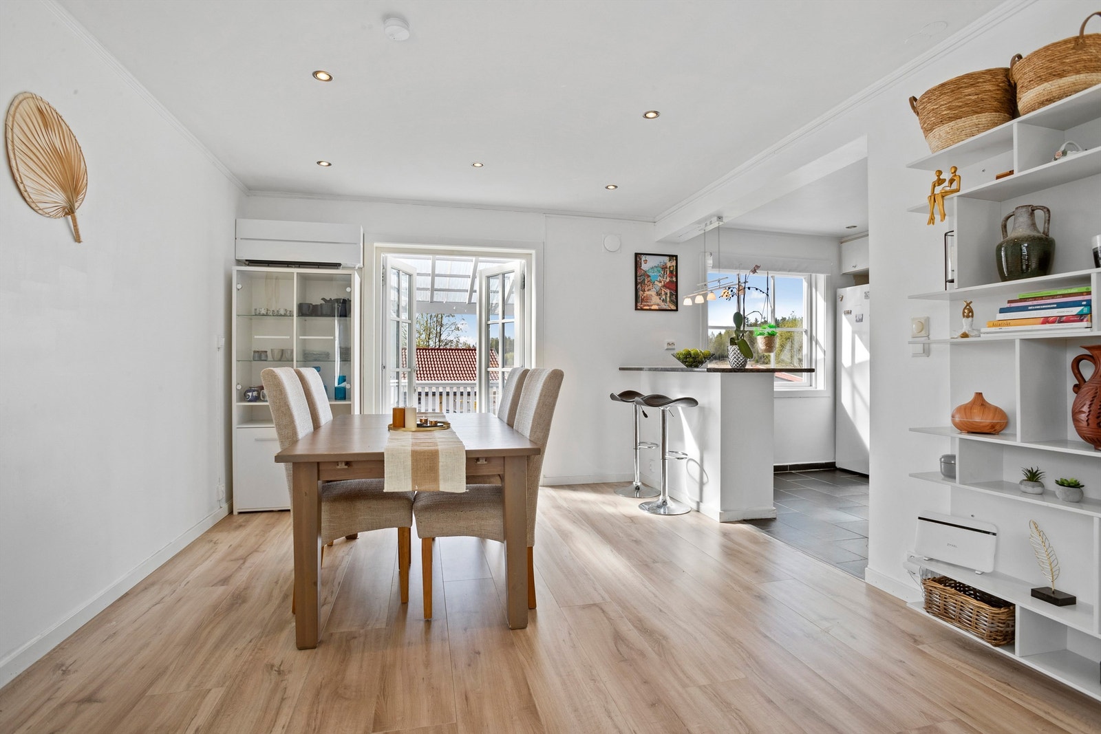 Spisebord og stoler kan plasseres i praktisk tilknytning til kjøkkenet Galleribilde