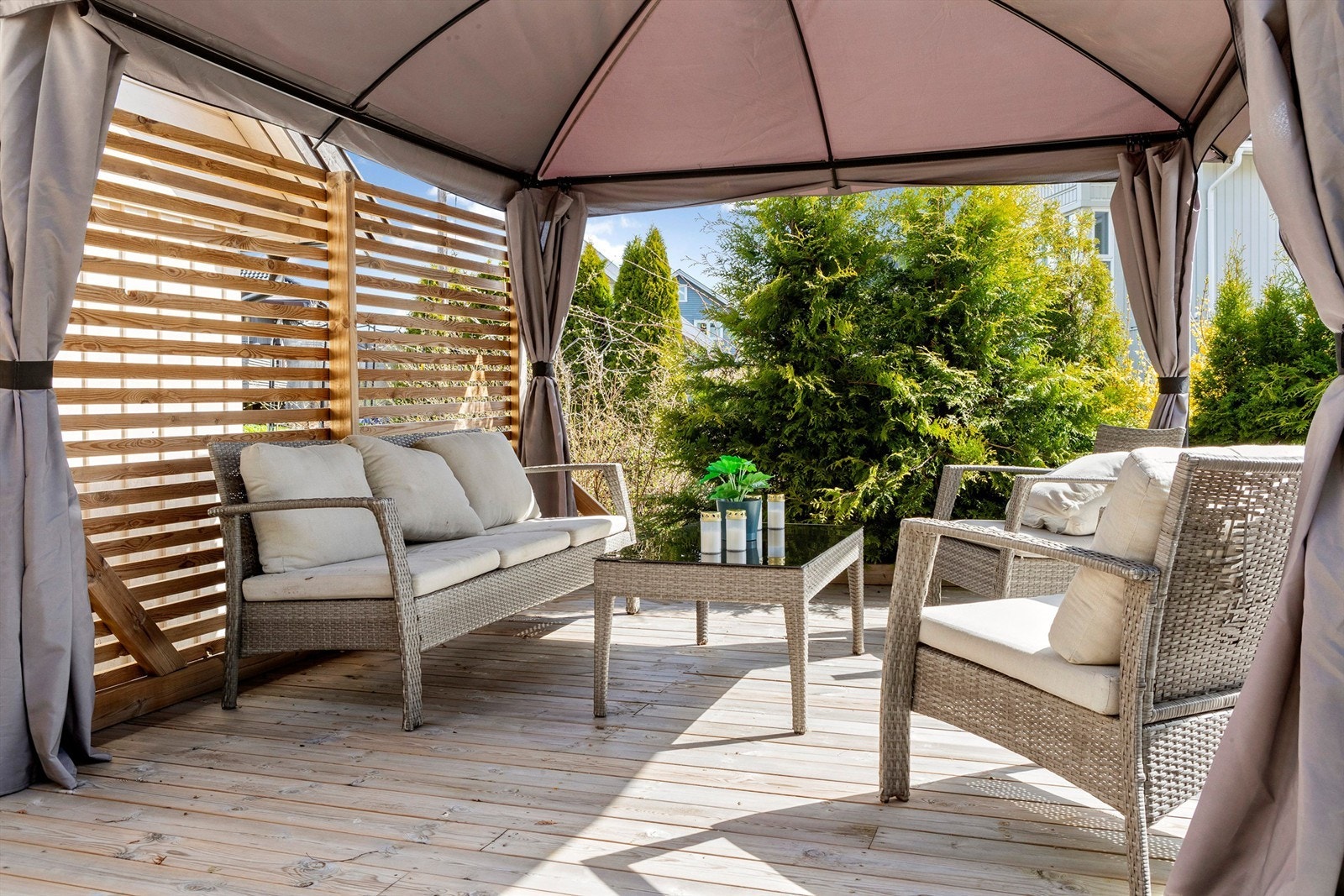 Det er en platting ved inngangspartiet på ca. 34 kvm. Galleribilde