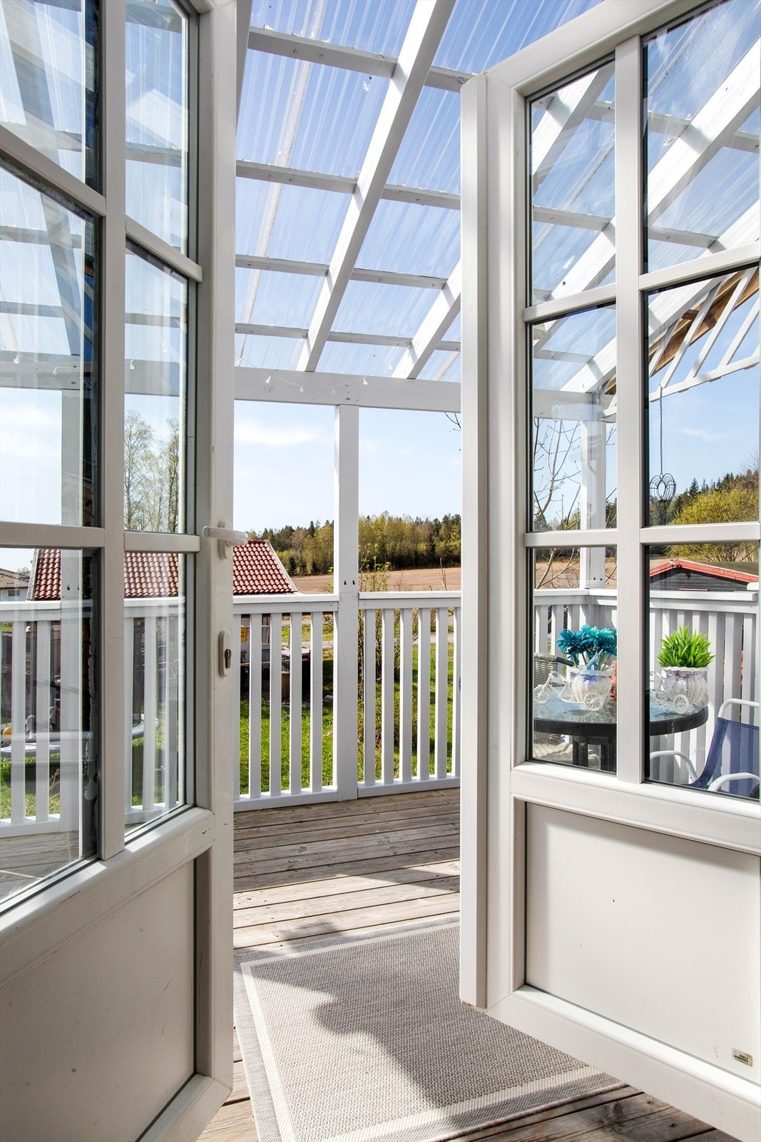 Fra stuen er det utgang til delvis takoverbygget veranda på ca. 21 kvm. Galleribilde