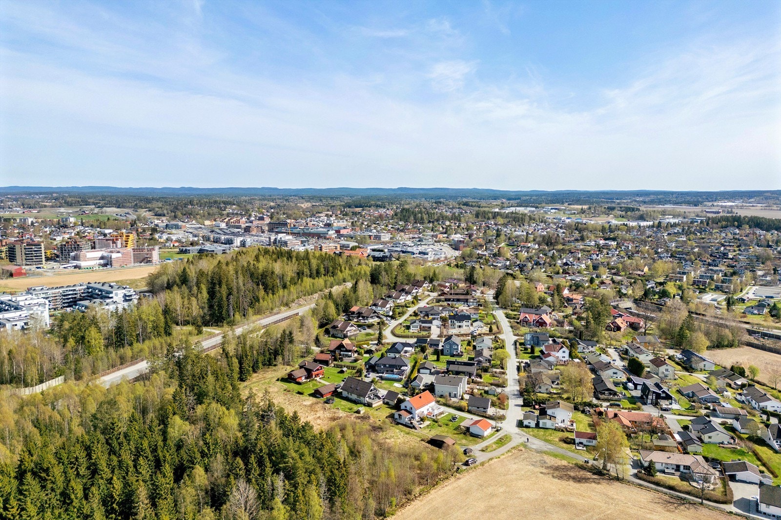 Follobanen, som stod ferdig i desember 2022, reduserte reisetiden med tog mellom Ski og Oslo S ned til kun 12 minutter og har hele seks avganger i timen Galleribilde