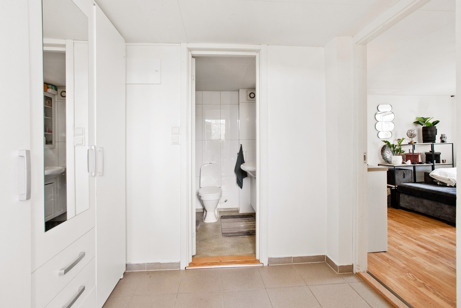 Velkommen inn i den del av kjelleren som benyttes som hybel! Galleribilde