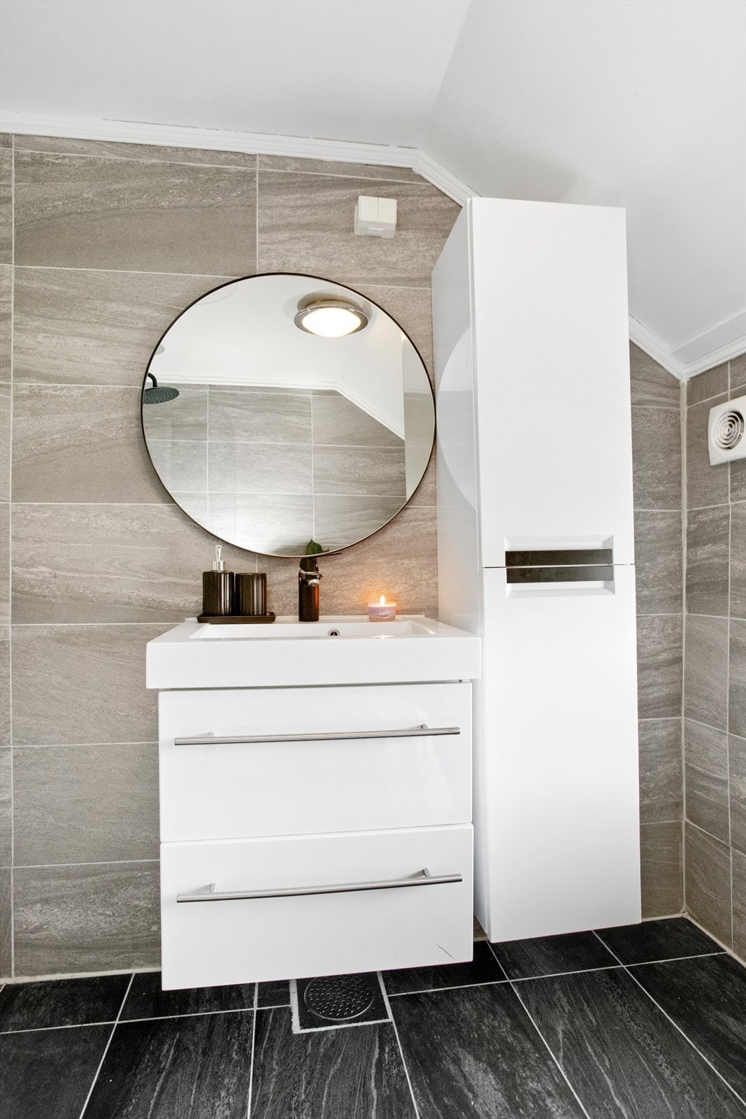 Badet har flislagt gulv med gulvvarme Galleribilde