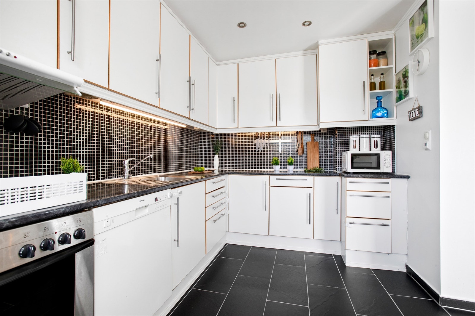 Det er meget godt med skap og skuffer, samt arbeidsflater. Galleribilde