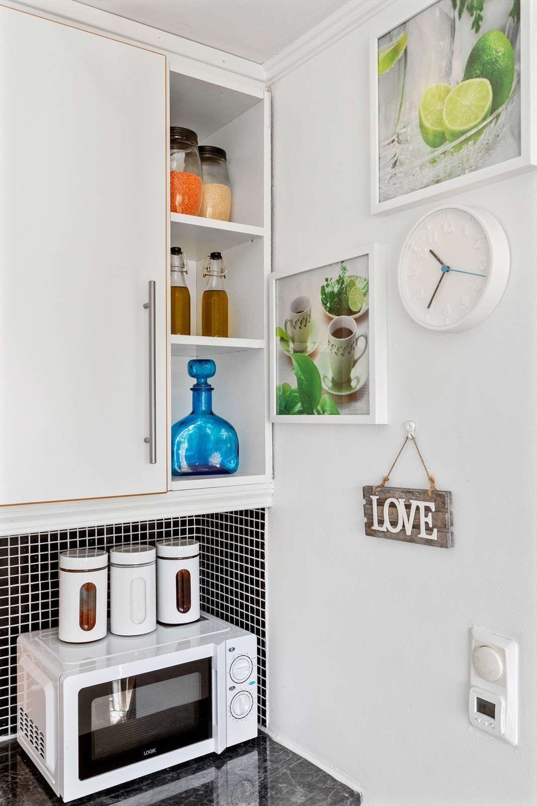 Komfyr og oppvaskmaskin i hoveddel følger med salget. Galleribilde