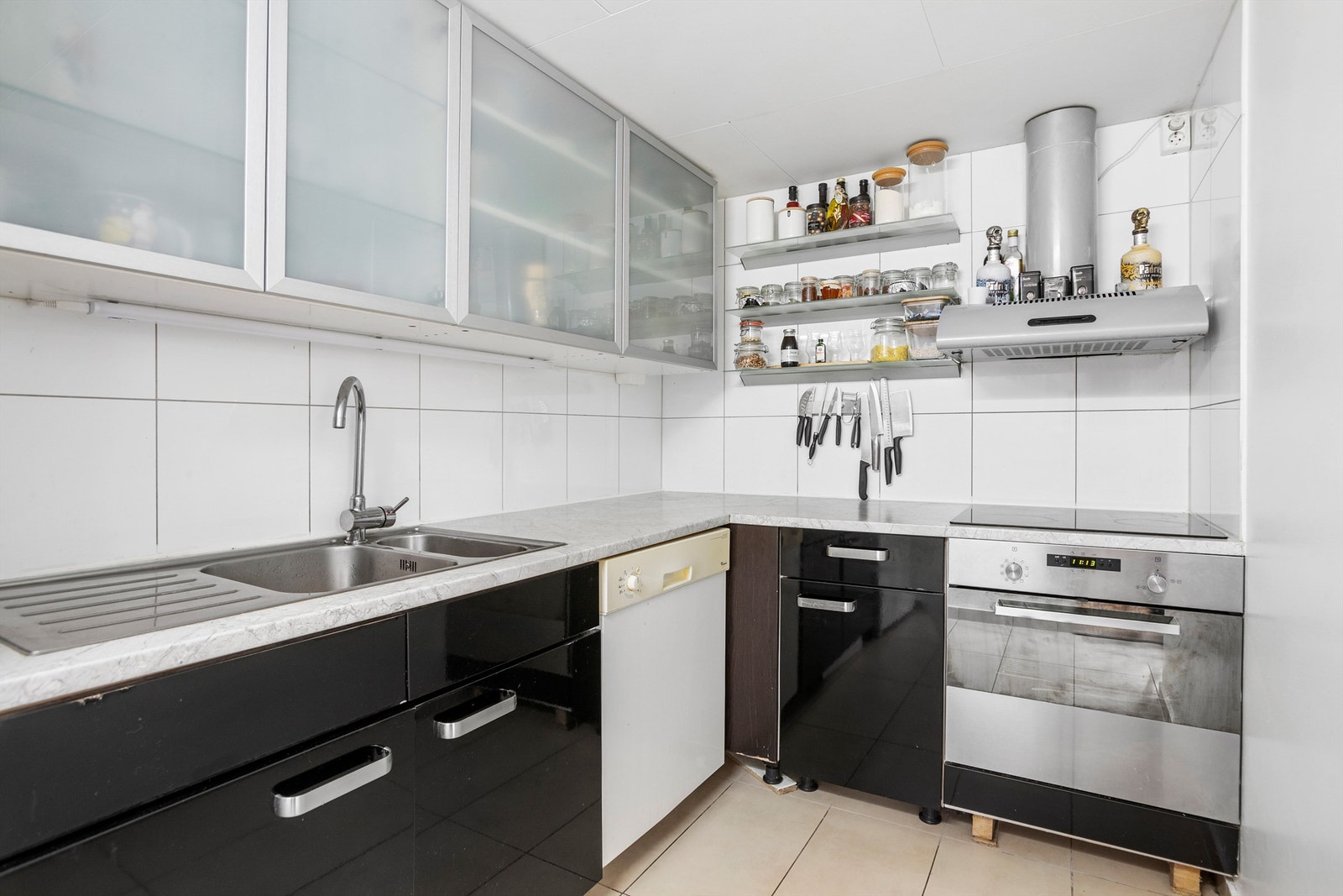 Den del av boligens kjelleretasje som er innredet som en hybel, er ikke godkjent til varig opphold eller som separat boenhet av kommunen Galleribilde