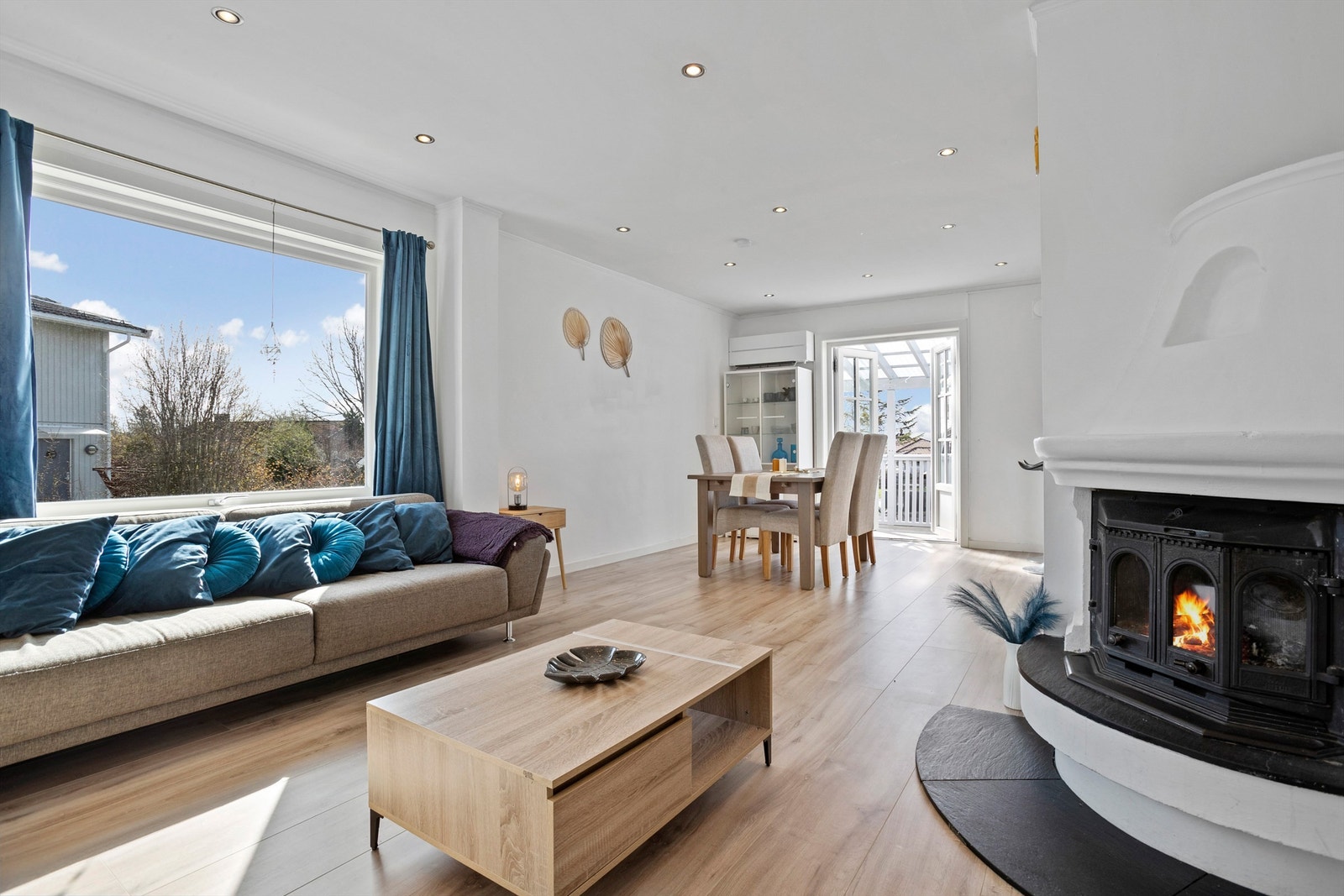 Romslig stue med store vinduer som slipper inn mye naturlig lys Galleribilde