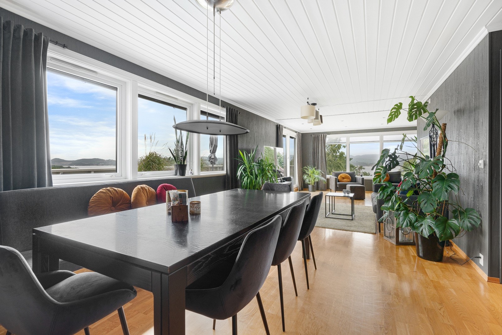 - Opp til boligens hovedetasje kommer vi til en romslig og luftig stue med... Galleribilde