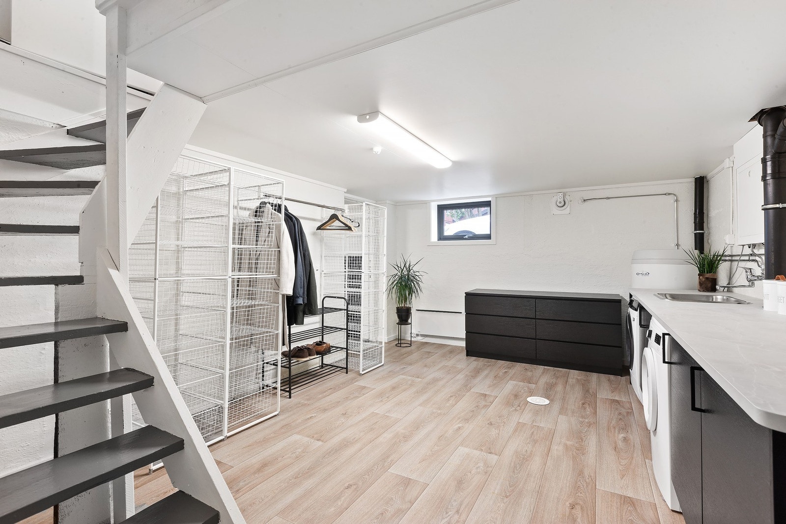 Trapp ned til kjelleretasje.
Vaskeromsinnredning ble montert i 2023. Galleribilde