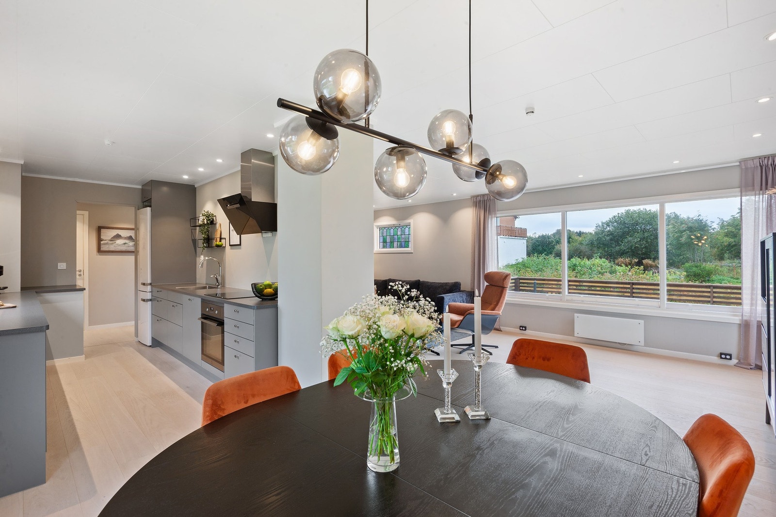 Åpen løsning mellom stue og kjøkken. Galleribilde