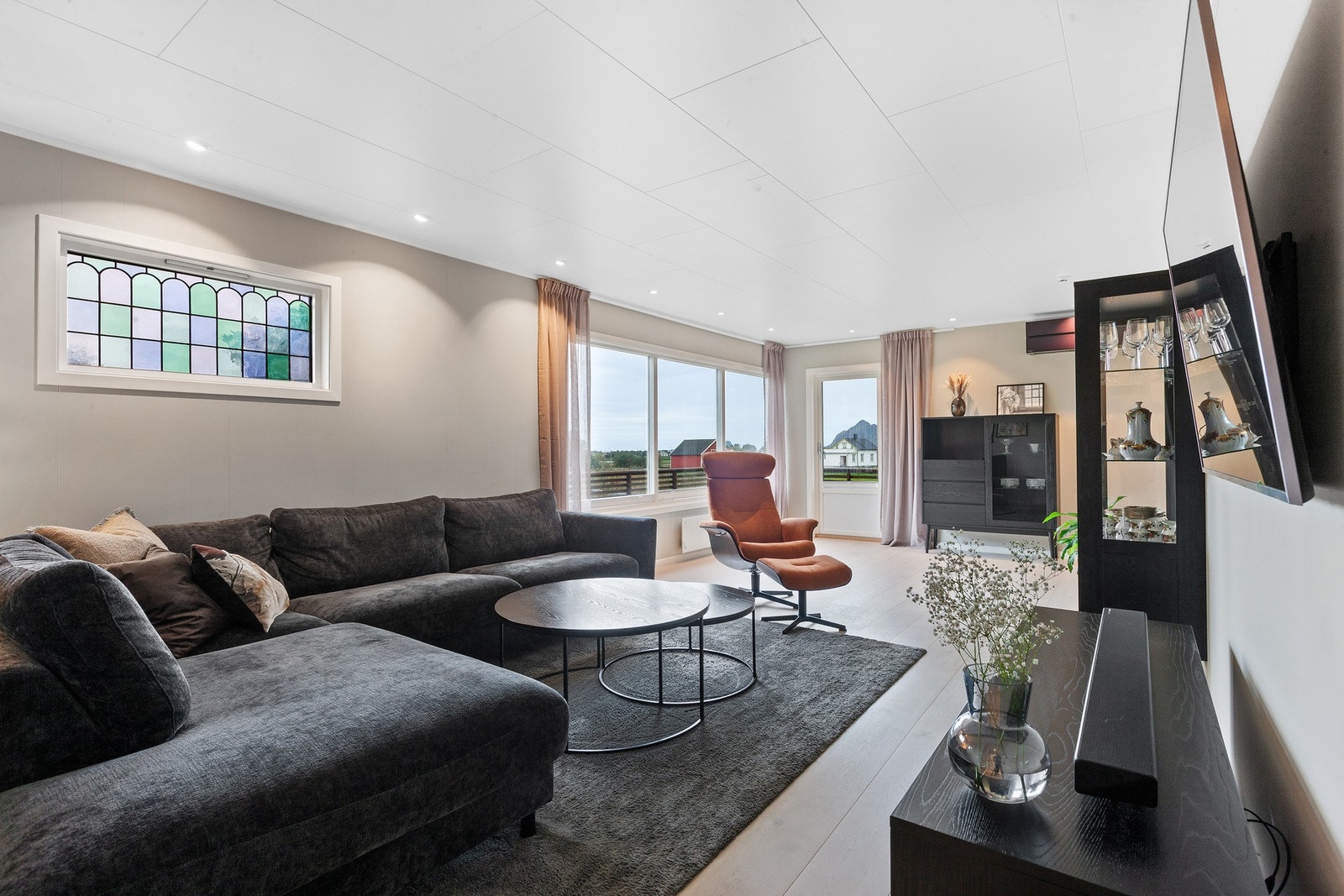 Stue er tiltalende med slette vegger og god planløsning. Galleribilde