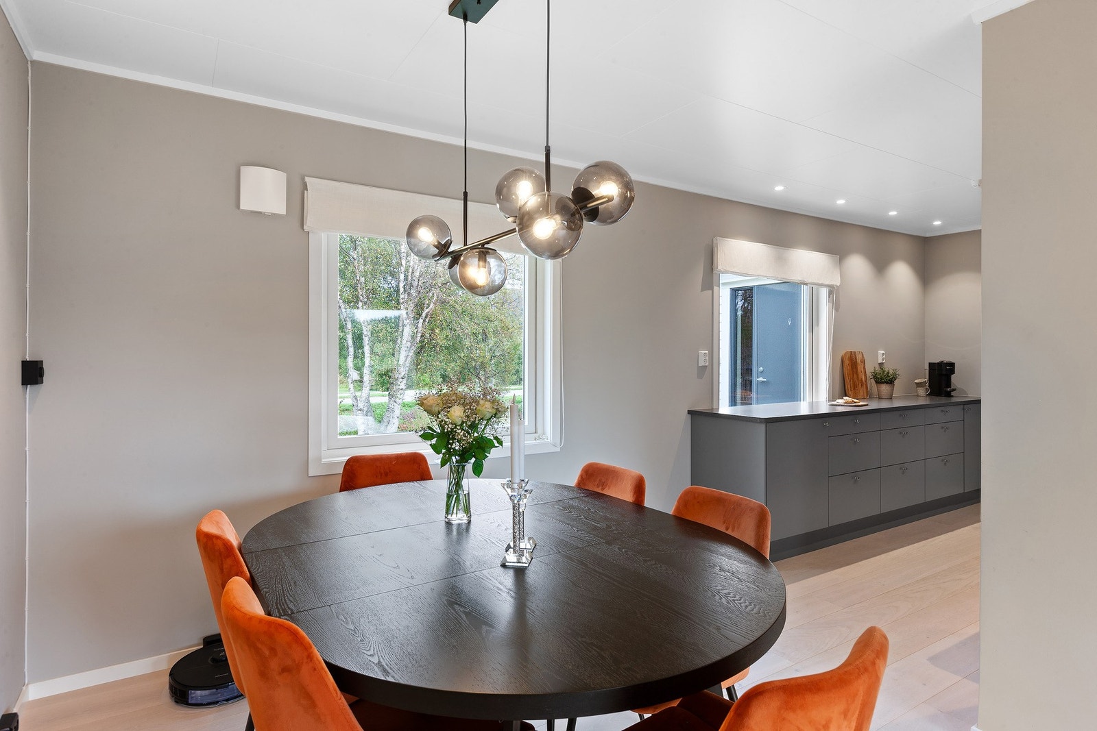 Plass til spisebord i tilknytning til kjøkken. Galleribilde