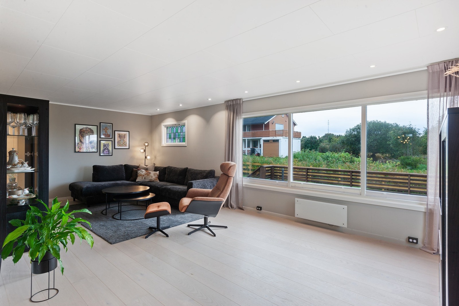 Vindusflatene tilfører stuen godt med naturlig lys. Galleribilde