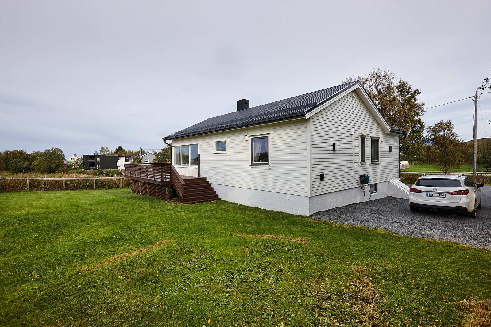 Uteområdet er opparbeidet de senere år med plen og gruset gårdsplass. Galleribilde