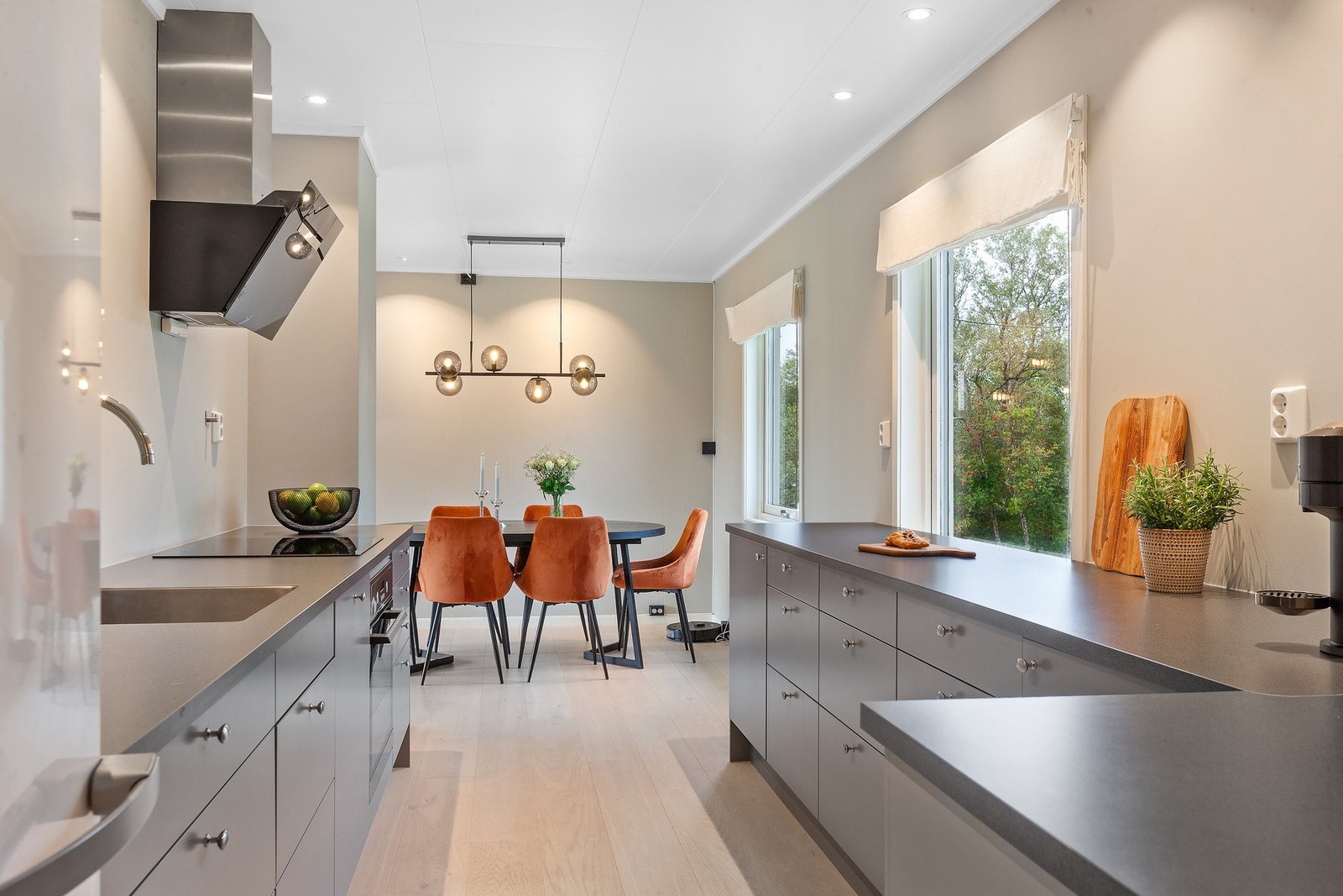 Kjøkkenet har rikelig med benkeplass. Galleribilde