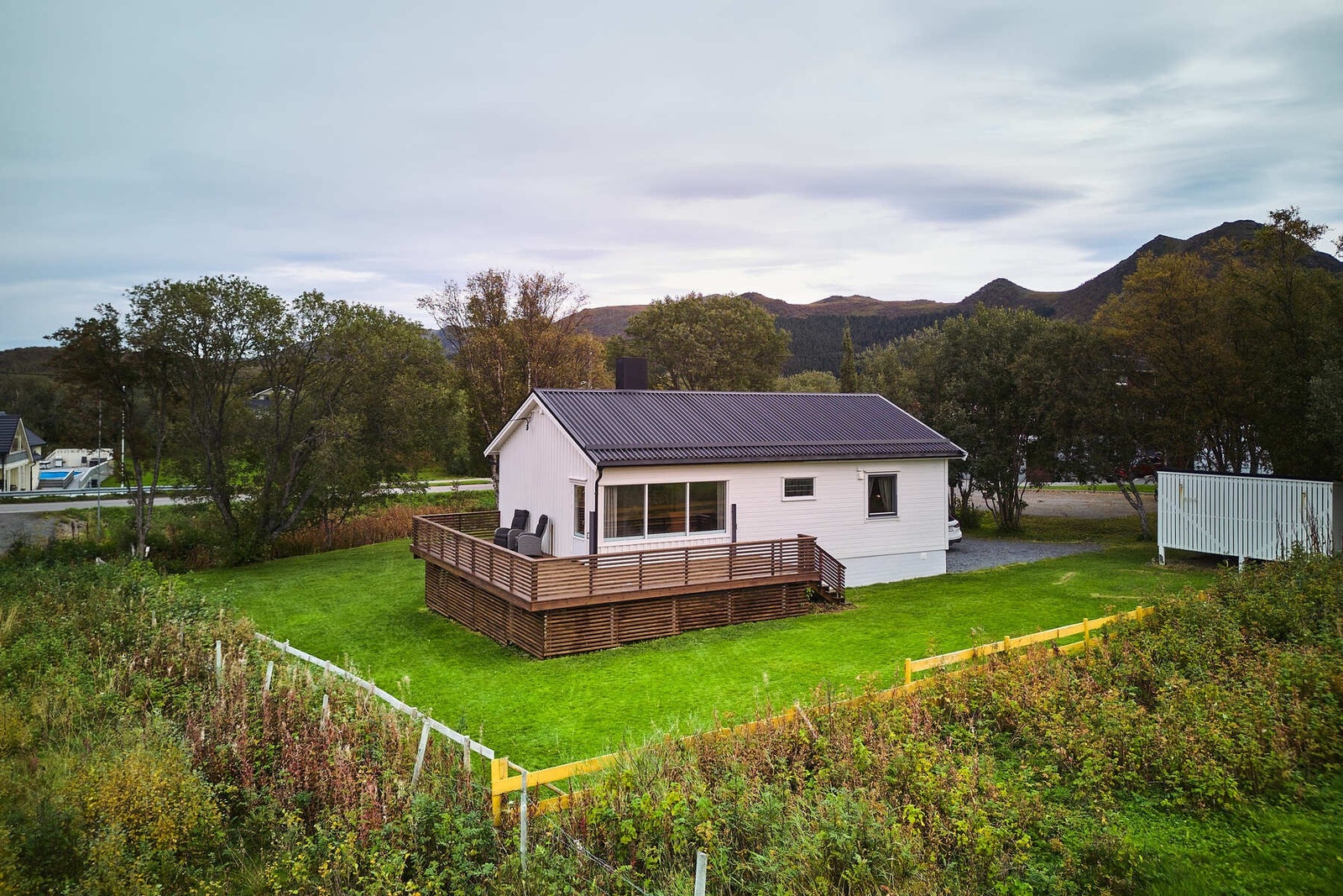 Stor veranda og hage med masse boltreplass for store og små. Galleribilde