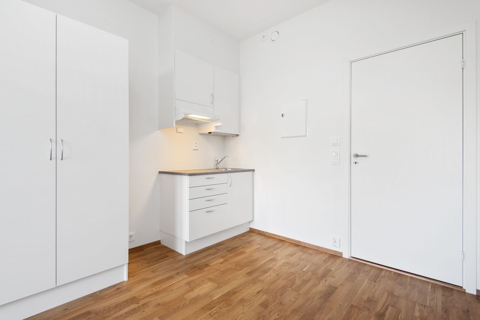 Kjøkkenkrok; kombiskap, mikro, og platetopp med to soner er satt inn etter bilde ble tatt Galleribilde