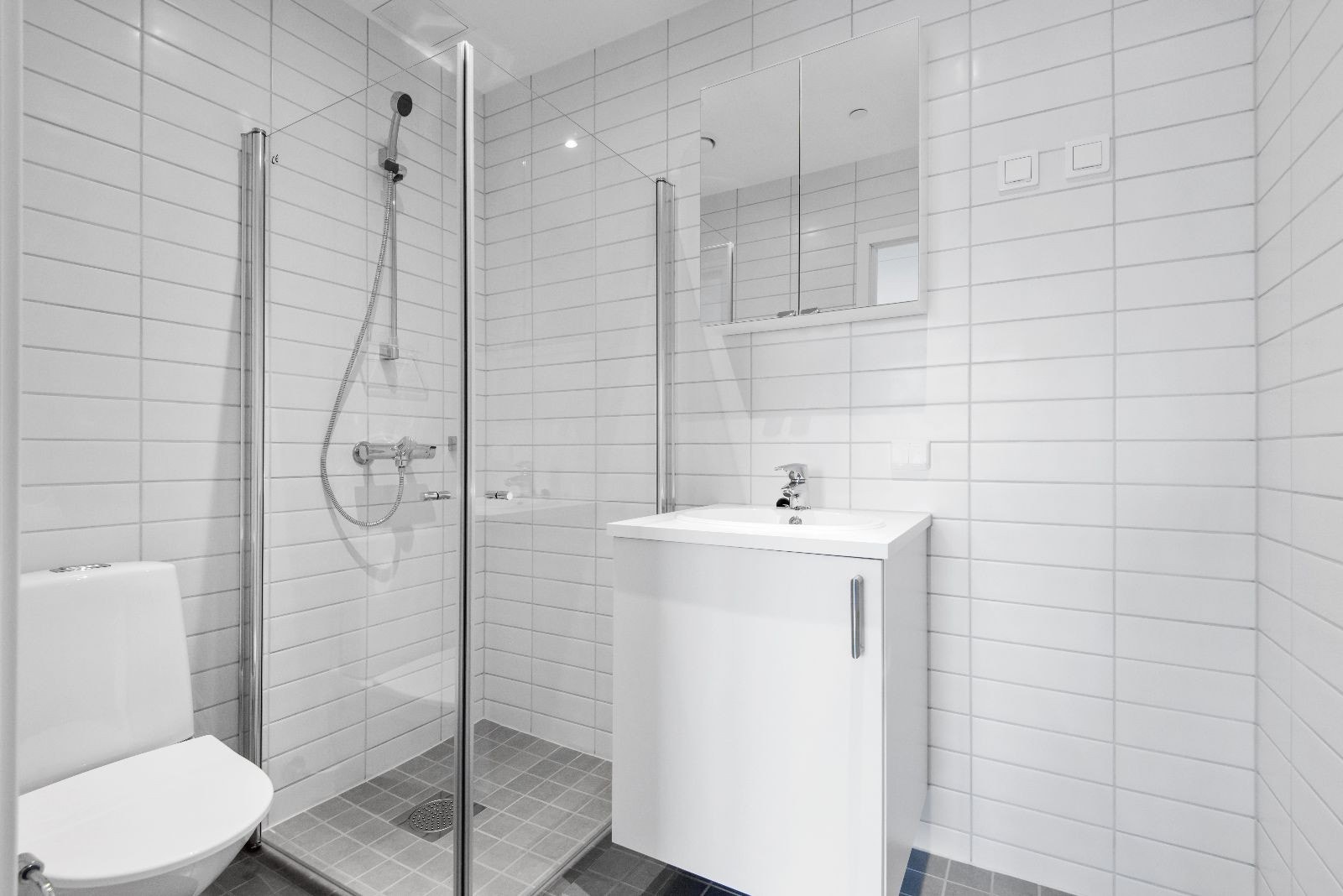 Bad; vaskemaskin/tørketrommel er satt inn etter bilde ble tatt Galleribilde