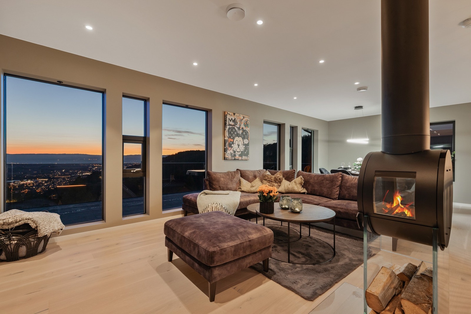 Gjennomgående høy standard med parkett på gulv og downlights i tak Galleribilde