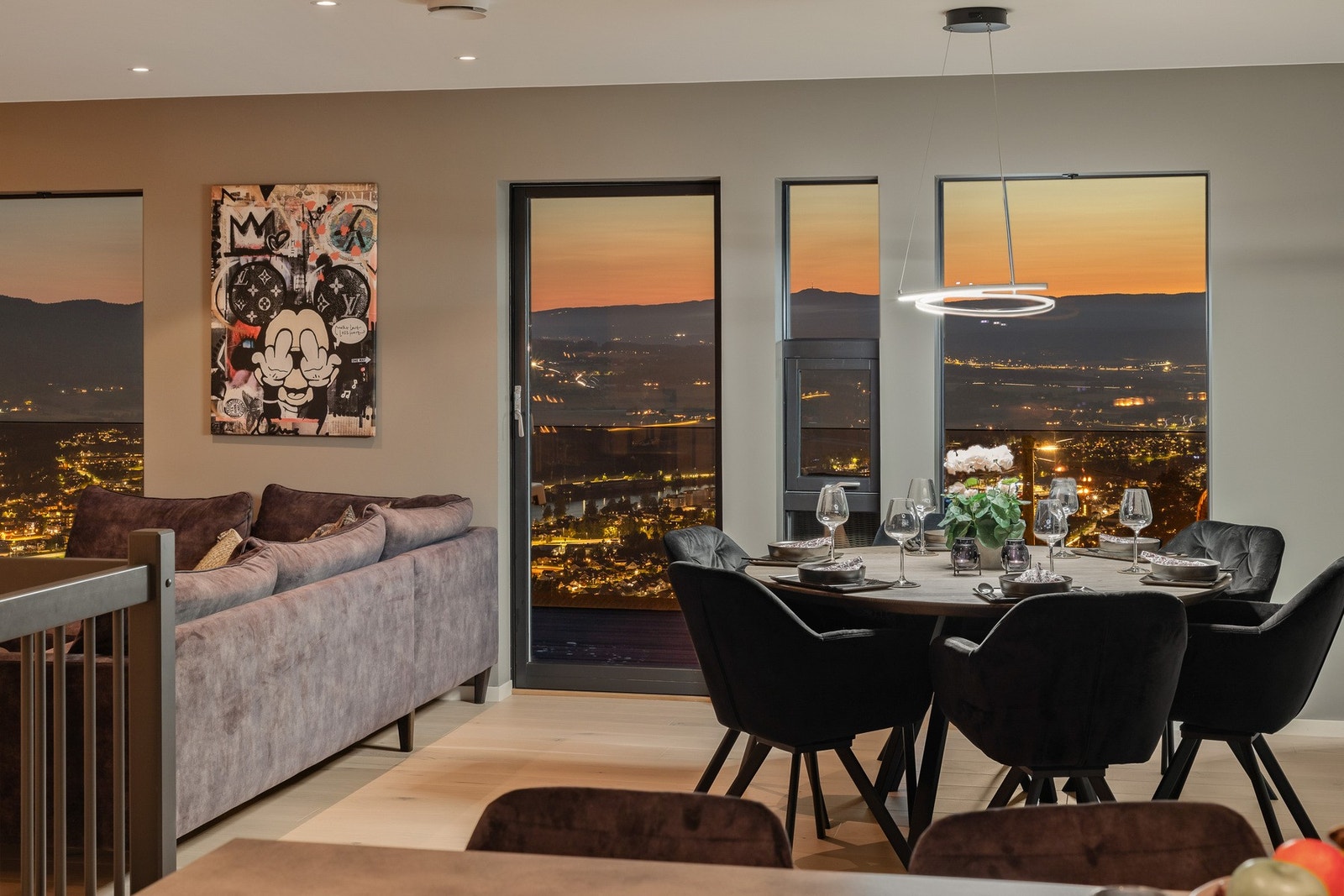 Det er fin plass til både sofagruppe og spisestue Galleribilde