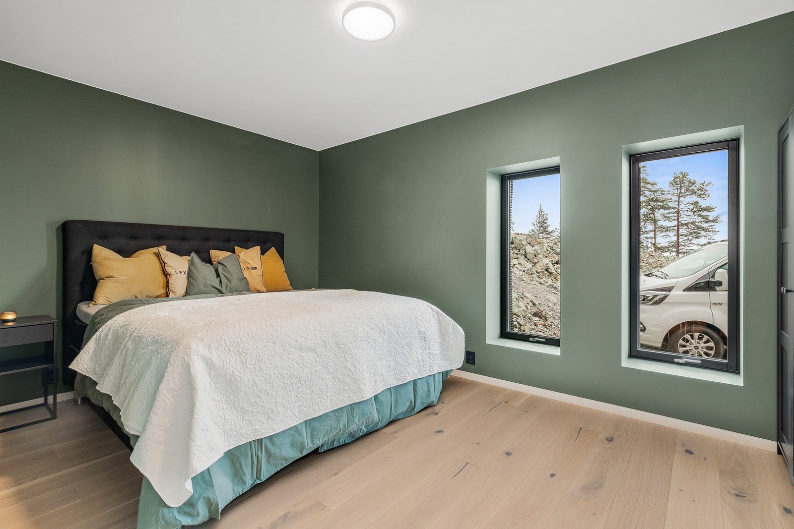 Soverom 2 med parkett på gulv og slette vegger Galleribilde