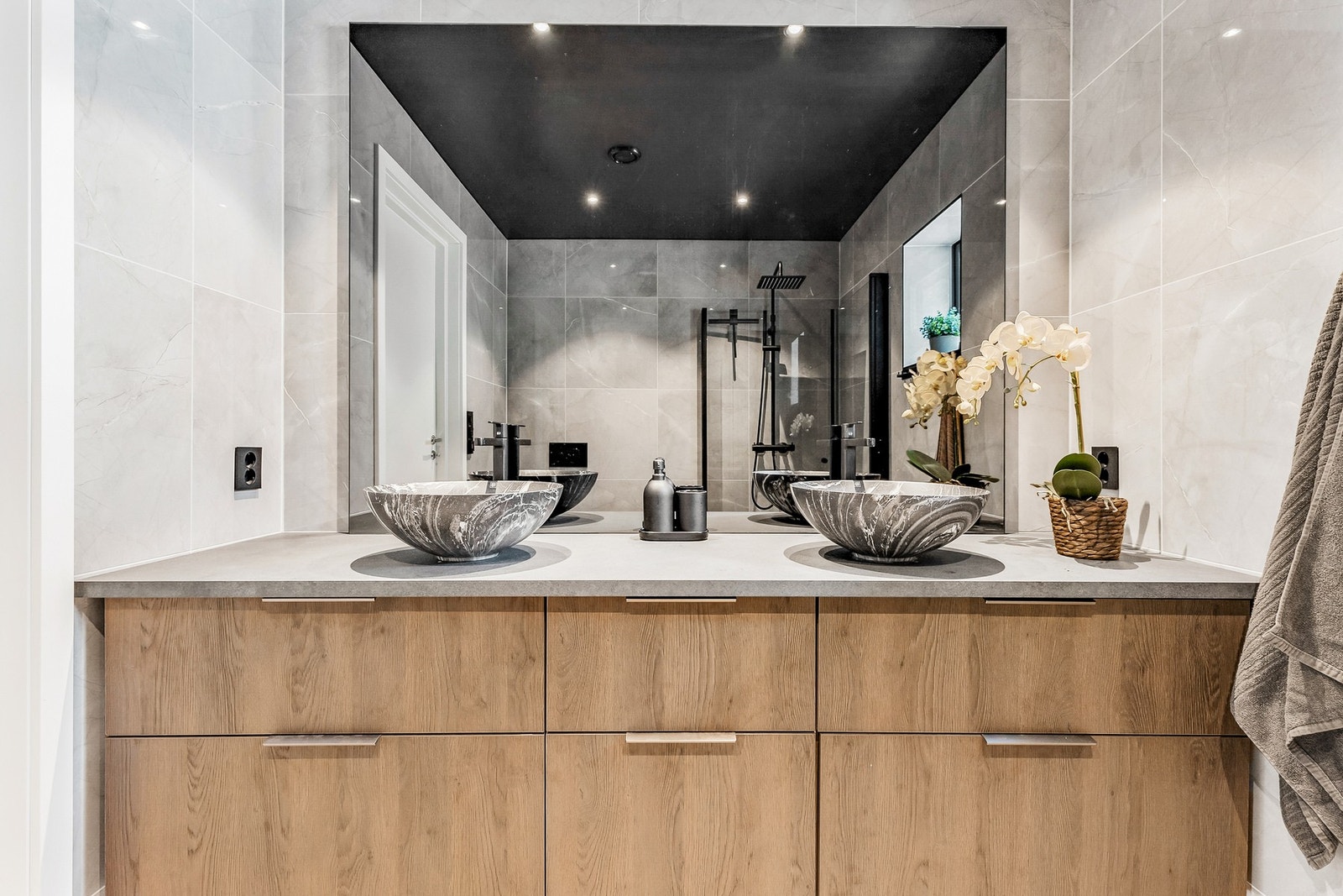 Rommet har pen baderomsinnredning med to servanter og stort speil Galleribilde