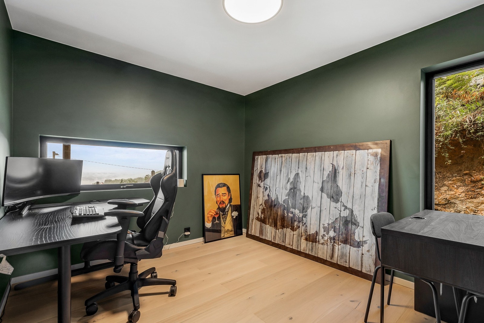 Soverom 4 med parkett på gulv og slette vegger Galleribilde