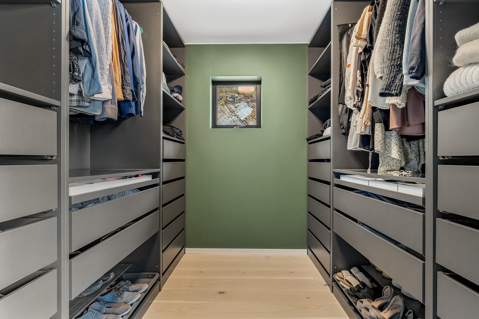 Walk-in med god skapplass Galleribilde