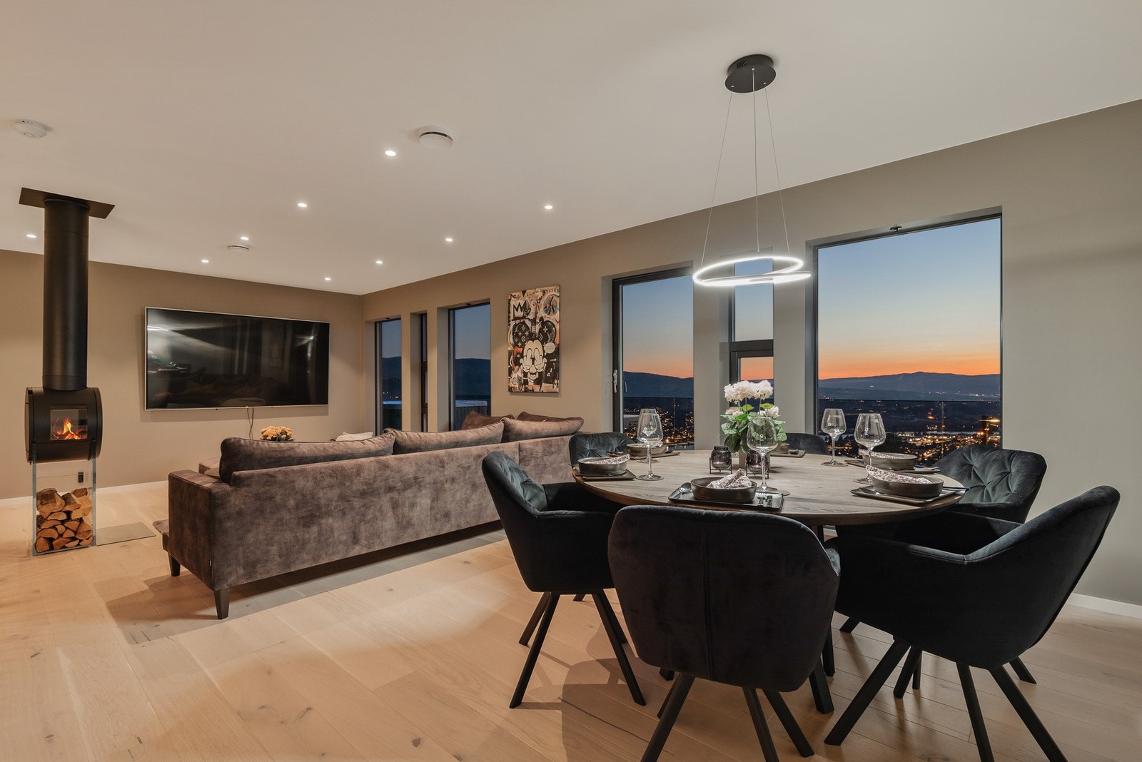 Stuen har store vinduer som slipper utsikten inn - lite innsyn! Galleribilde