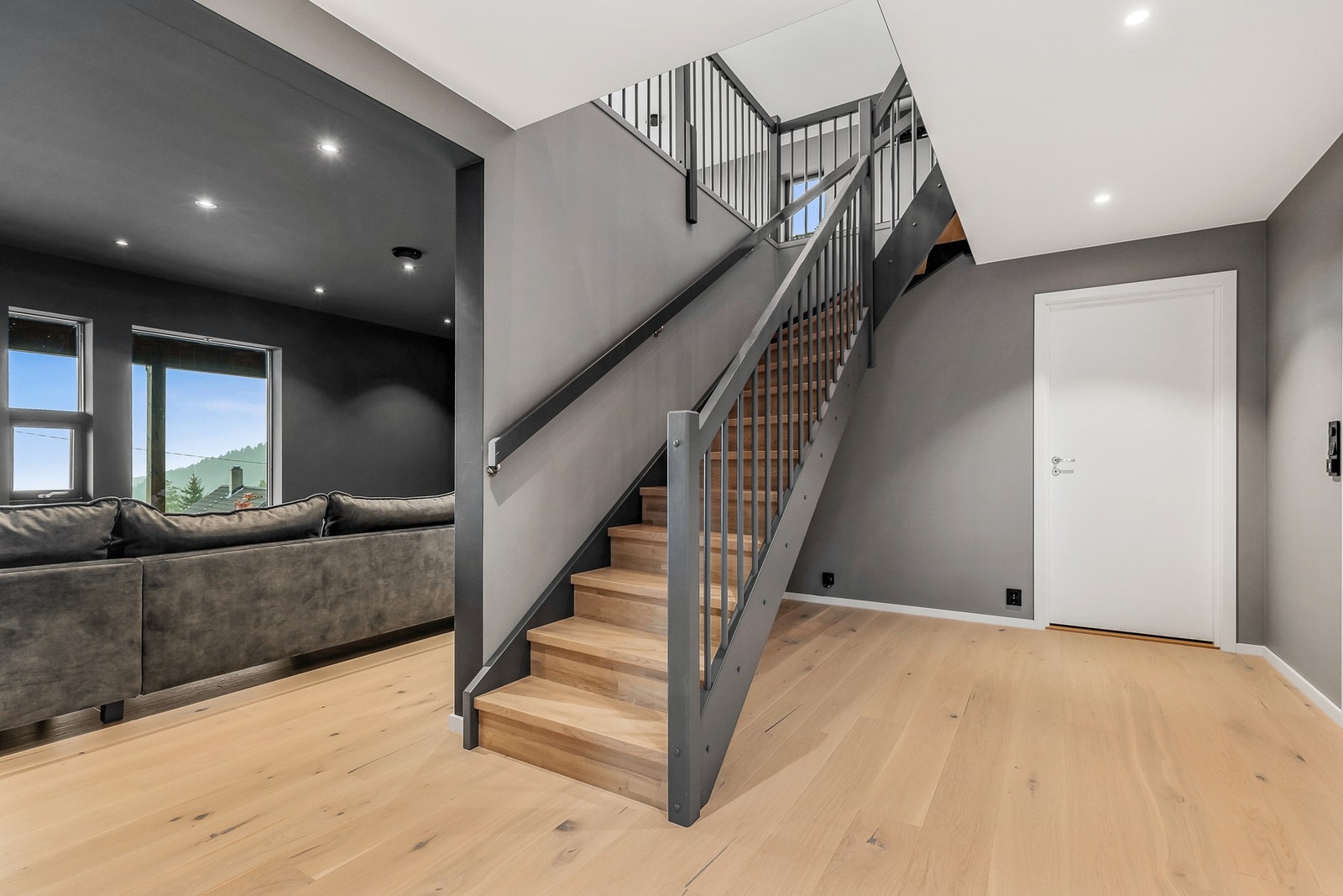 Boligen har malt tretrapp med trinn av eik som fører opp til hovedetasjen Galleribilde