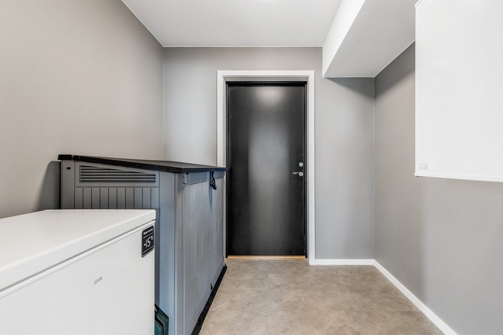 1. etasje har en egen inngang fra baksiden av boligen. Rommet kan anvendes som bod eller entré ettersom hva en ønsker Galleribilde