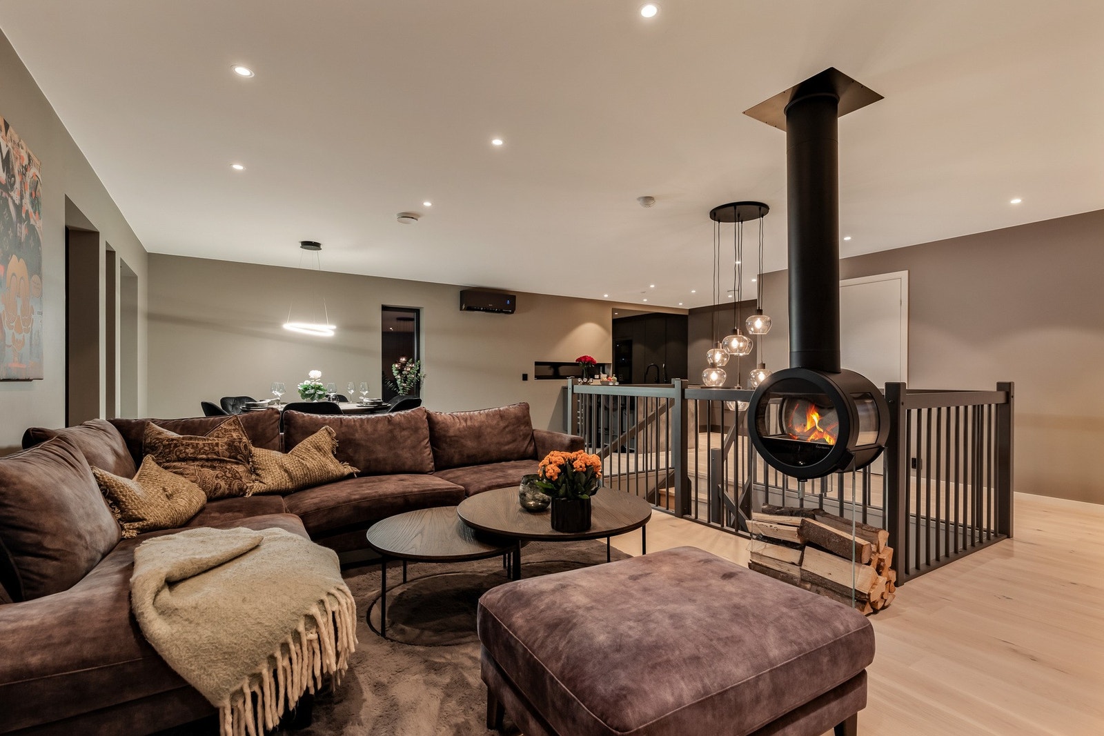 Rommet varmes opp av luft-til-luft varmepumpe og stemningsfull peisovn Galleribilde