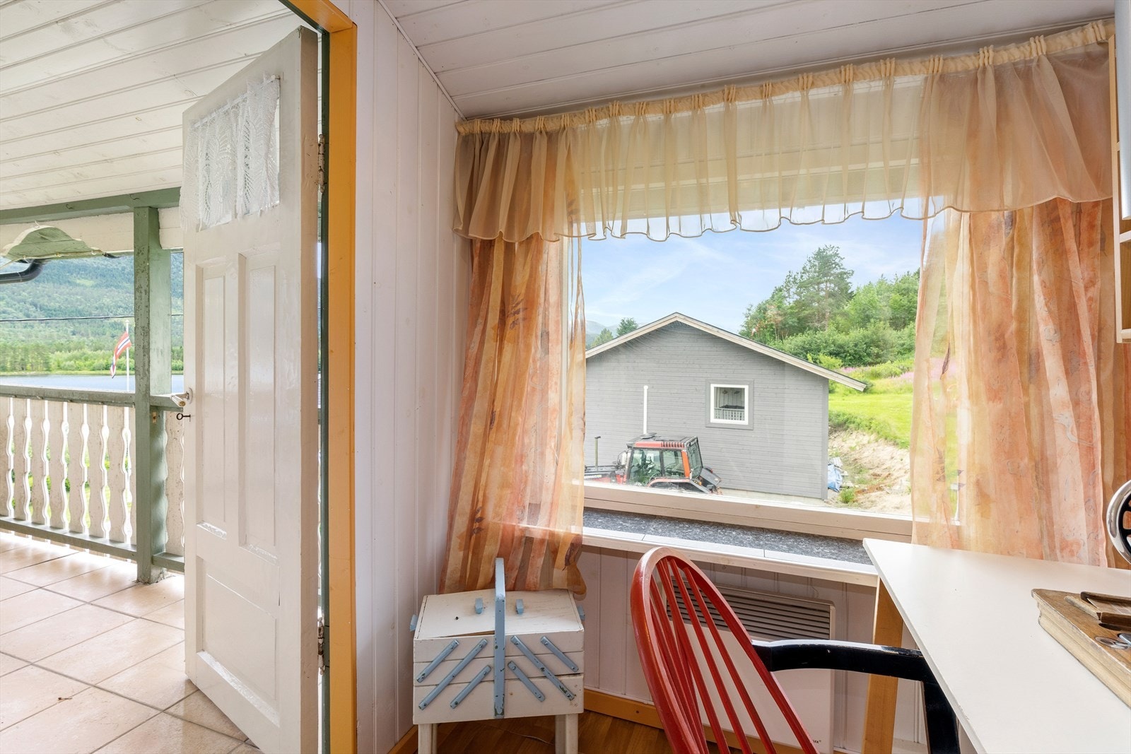 Utgang til veranda fra gang i 2. etasje Galleribilde
