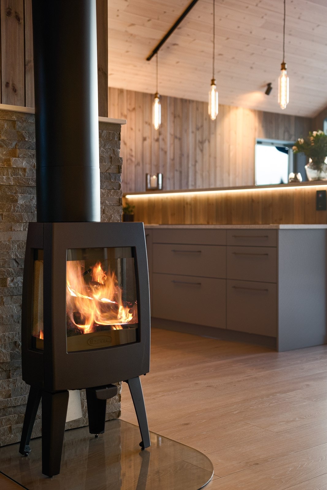 En peisovn med stort flammebilde gjør det ekstra koselig på kalde dager. Galleribilde