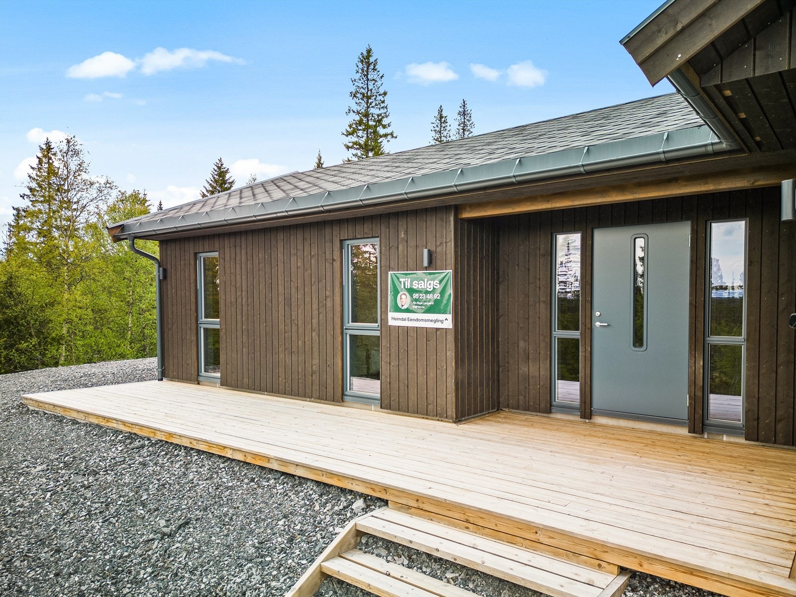 I tilknyting til inngangspartiet har hytta en markterrasse på ca. 20 kvm. Galleribilde