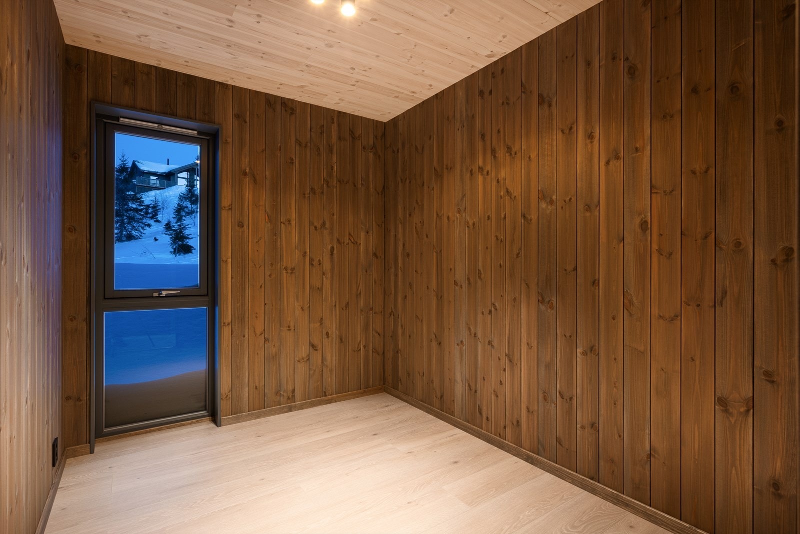 Hvert rom har høye vinduer, samt god plass til senger og garderobemøblement. Galleribilde