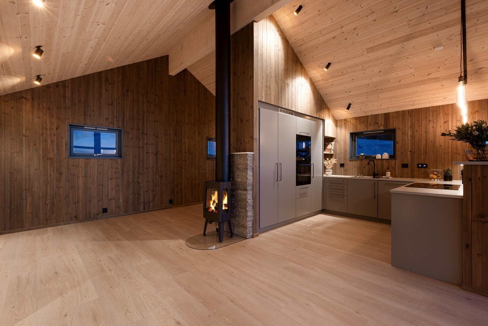 Kjøkkenet har slette fronter i grått, benkeplater i laminat og plass til flere kokker. Galleribilde