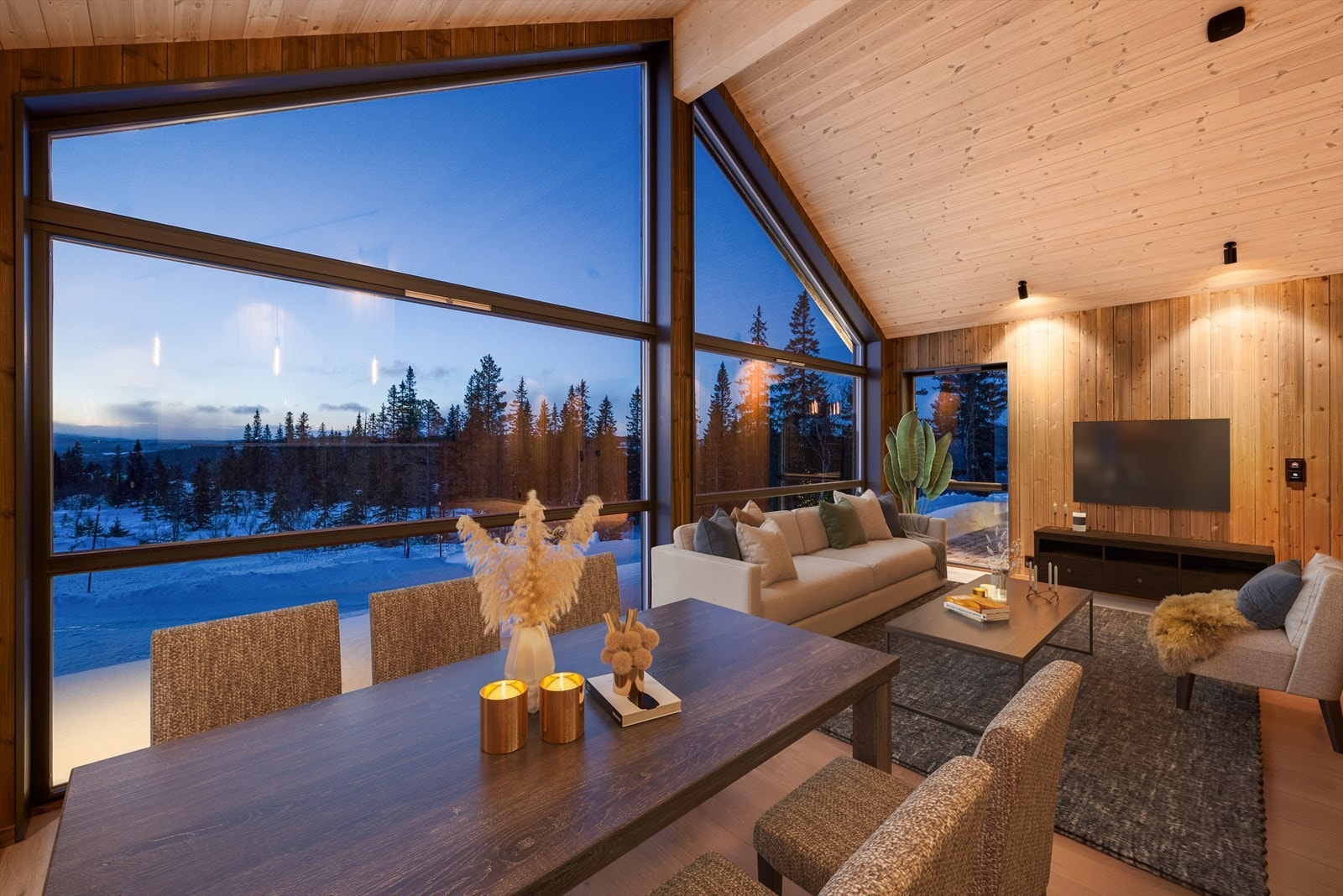 Stuen er et fantastisk rom med god takhøyde og flott glassfasade som visker ut skillet mellom ute- og innemiljø. Galleribilde