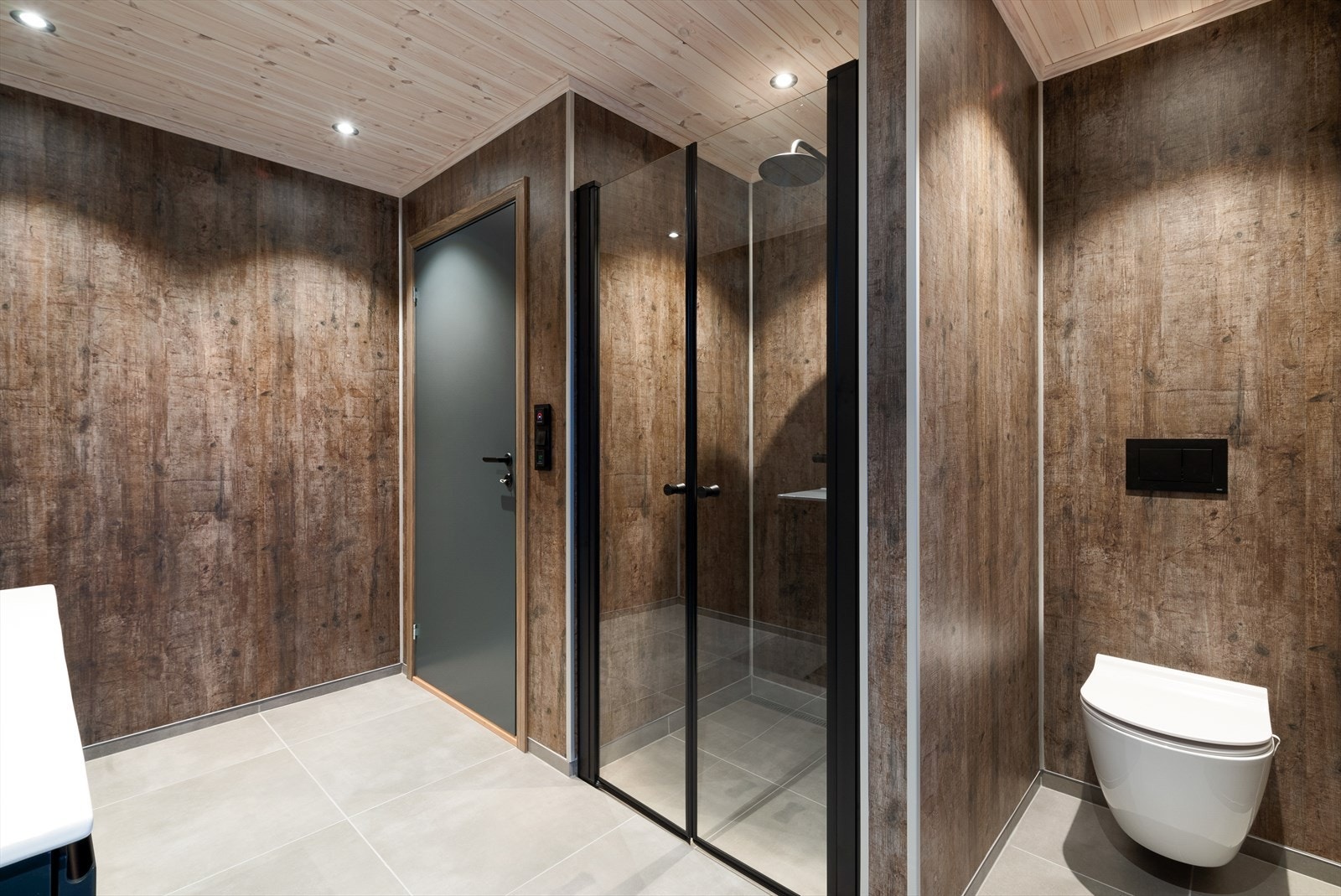 Badet har vegghengt toalett og deilig regnfallsdusj. Galleribilde