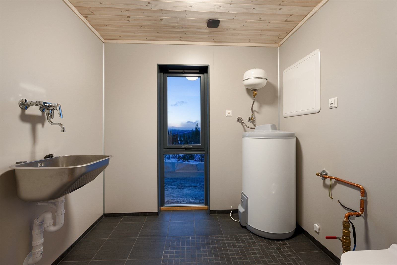 Vaskerommet er kombinert som teknisk rom og har gulvvarme, varmtvannsbereder, skyllekum og opplegg for vaskemaskin. Galleribilde
