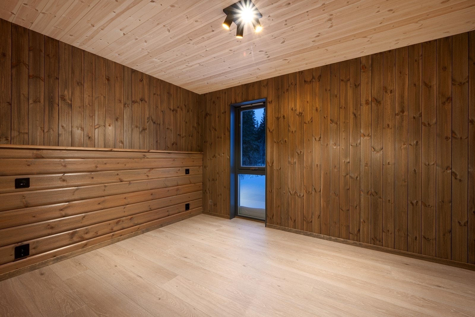 Hytta har har tre soverom på henholdsvis 5,5, 8 og 10 kvm. Hovedsoverommet har stikkontakter på veggen som er perfekt plassert for nattlys og mobillader. Galleribilde