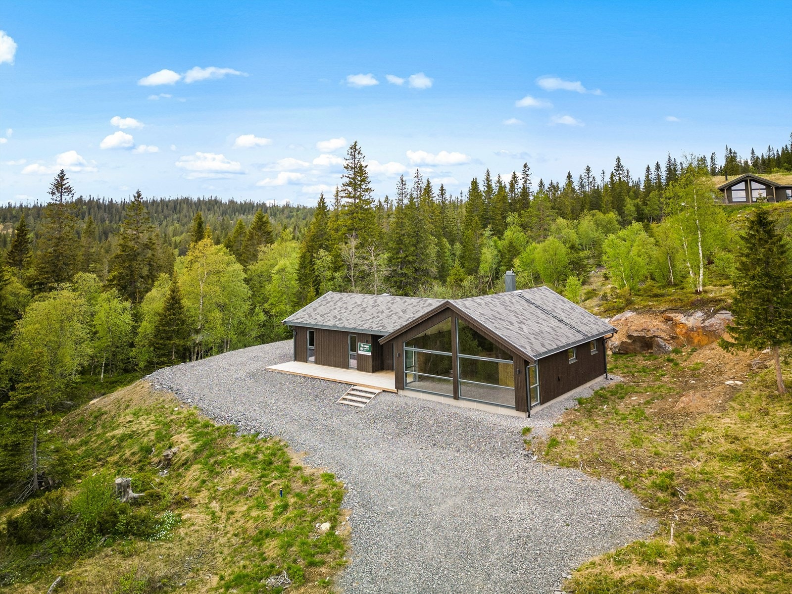 Det er umiddelbar nærhet til flott turterreng og bare 800 meter til Ramstadsjøen med bademuligheter. Galleribilde
