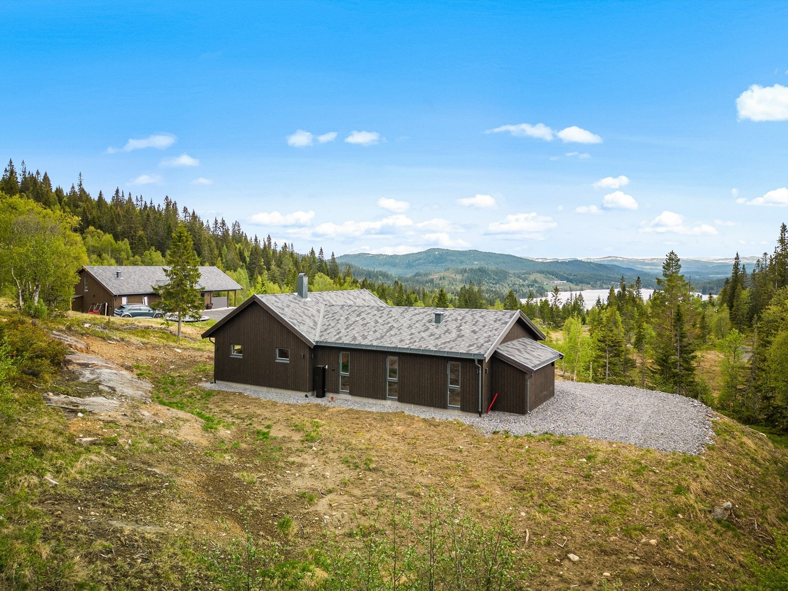 Tomten er flat og består for det meste av naturtomt med stedlig vegetasjon. Galleribilde