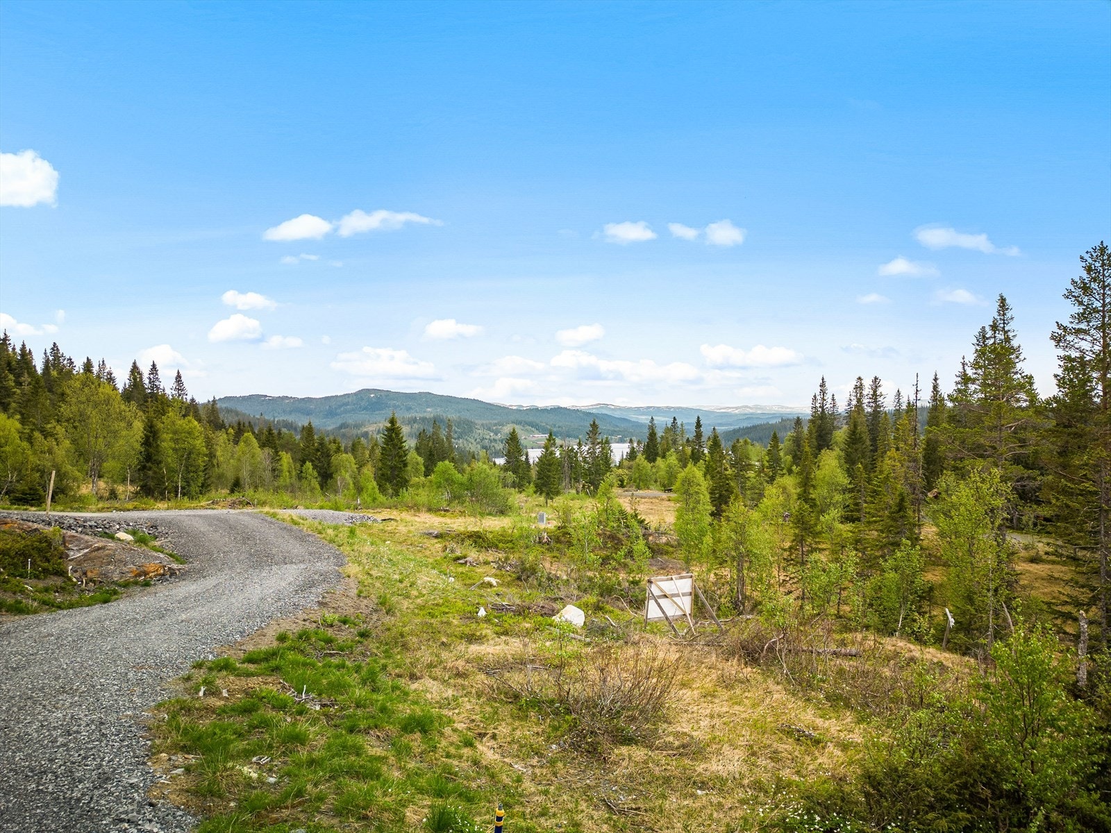 Det er biloppstillingsplass med elbillader på siden av hytta, og for lagring er det en sportsbod på ca. 5 kvm. Galleribilde
