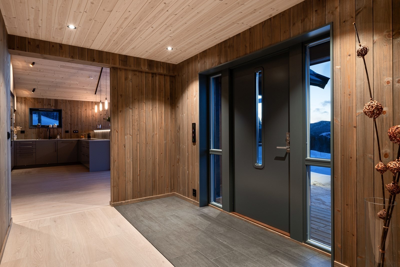 Det er flislagt gulv med gulvvarme og plass til entrémøblement. Galleribilde